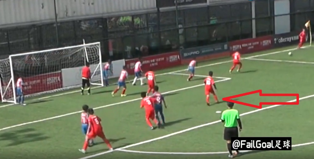VIDEO: 2 pha phối hợp phạt góc 'IQ vô cực' của đội nhí Trung Quốc