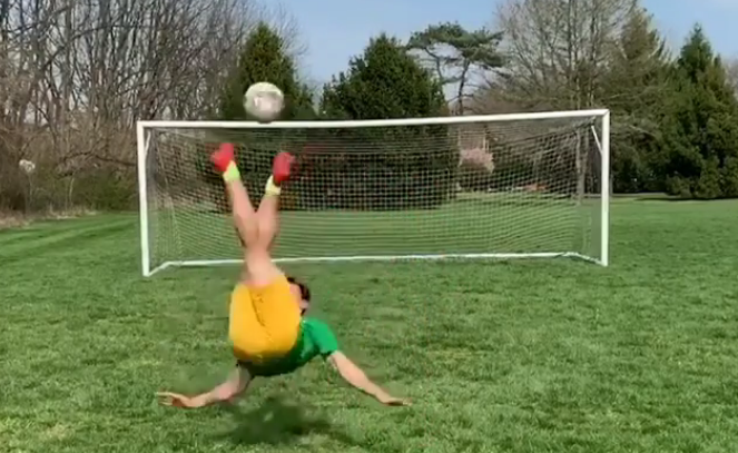 VIDEO: 4 triệu lượt xem cú đá rabona kiểu 'xe đạp chổng ngược'