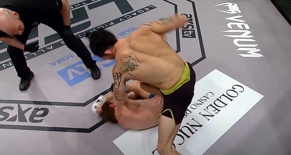 'Thợ săn knock-out gốc Việt' tung 55 cú đấm hạ gục võ sĩ người Mỹ