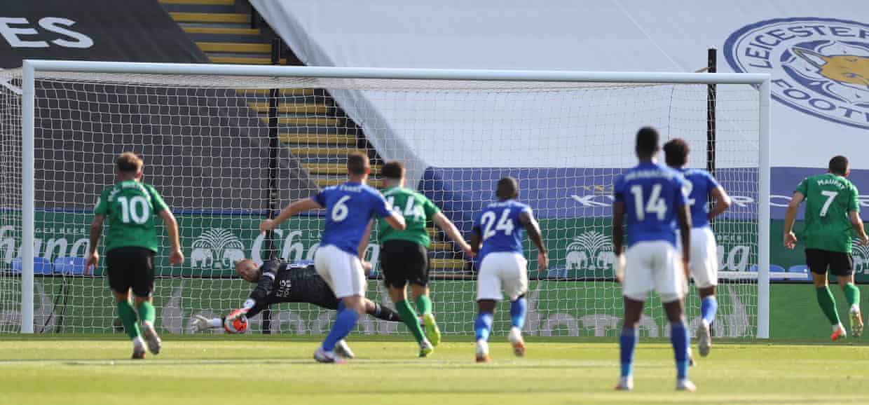 Leicester tự bắn vào chân trong cuộc đua với Chelsea