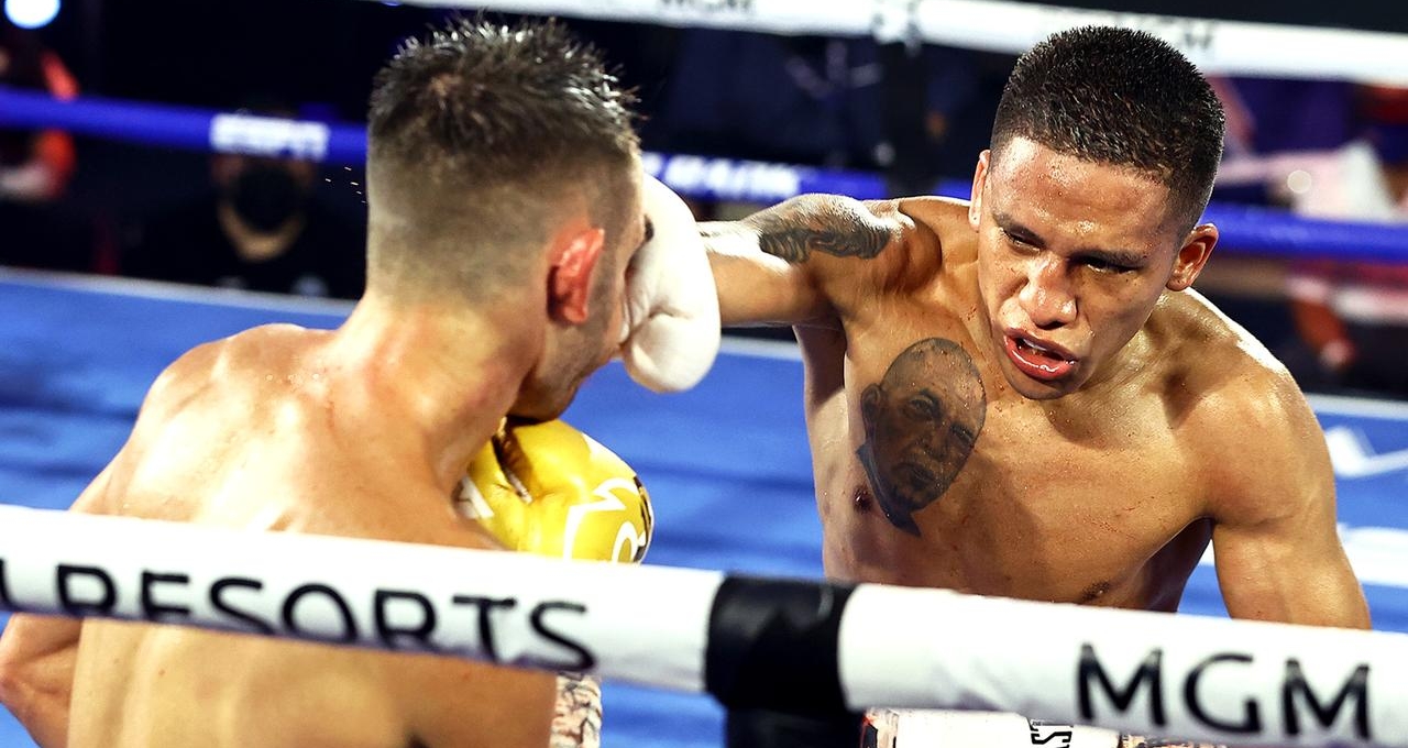 'Độc cô cầu bại' boxing bị đấm thủng màng nhỉ, nhập viện khẩn cấp
