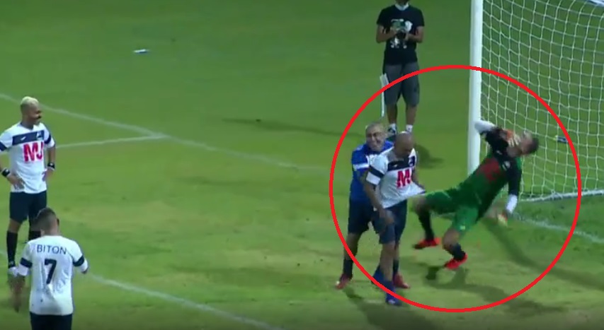 VIDEO: Màn ăn vạ lố lăng của thủ môn và cái kết đáng đời