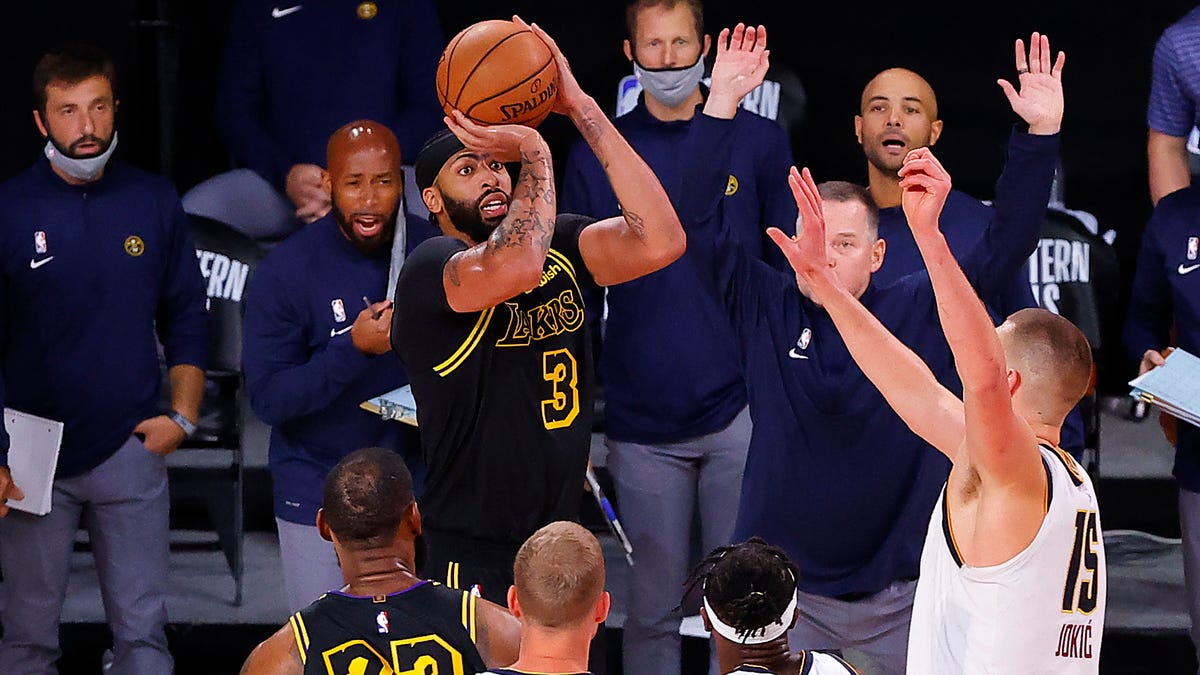 Anthony Davis ném buzzer-beater, Lakers thoát thua nghẹt thở