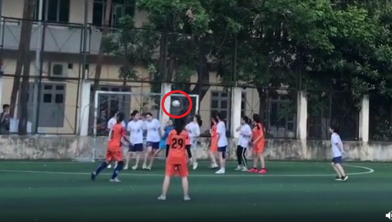 VIDEO: Nữ sinh viên Hà Nội gây sốt với siêu phẩm đá phạt