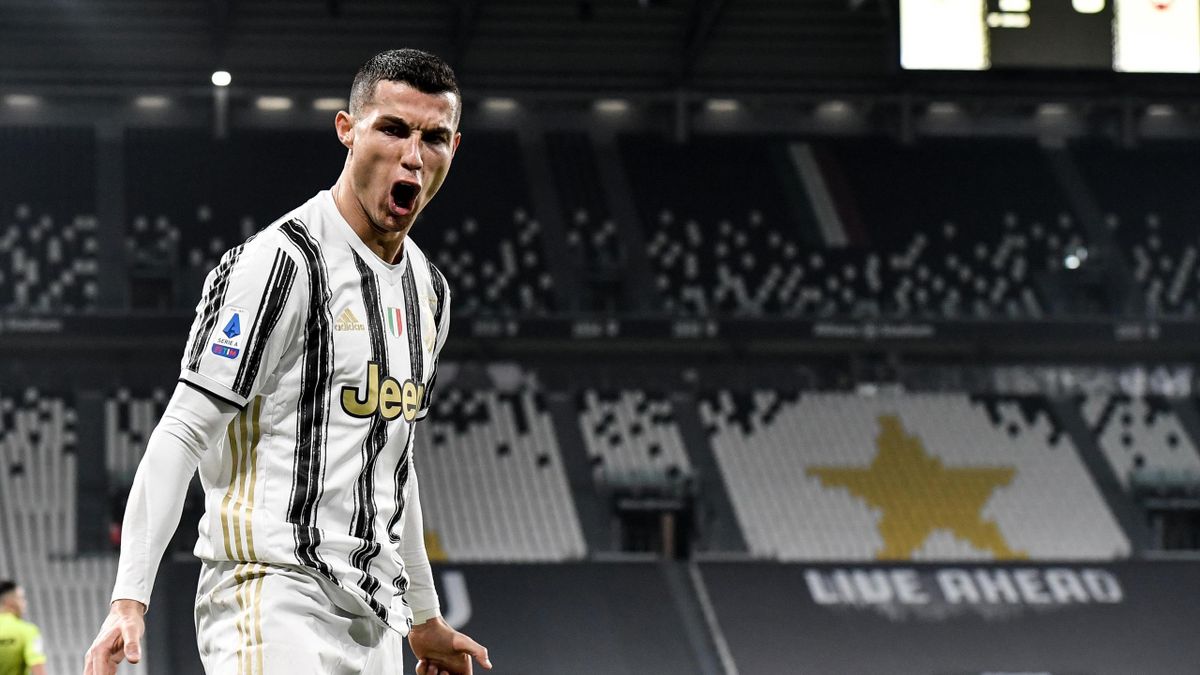 Ronaldo lập kỳ tích với cú đúp bằng đầu