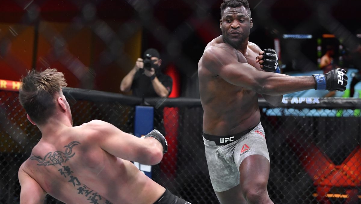 VIDEO: 'Thú săn mồi' ra đòn như đạn bắn, đoạt đai vô địch hạng nặng UFC