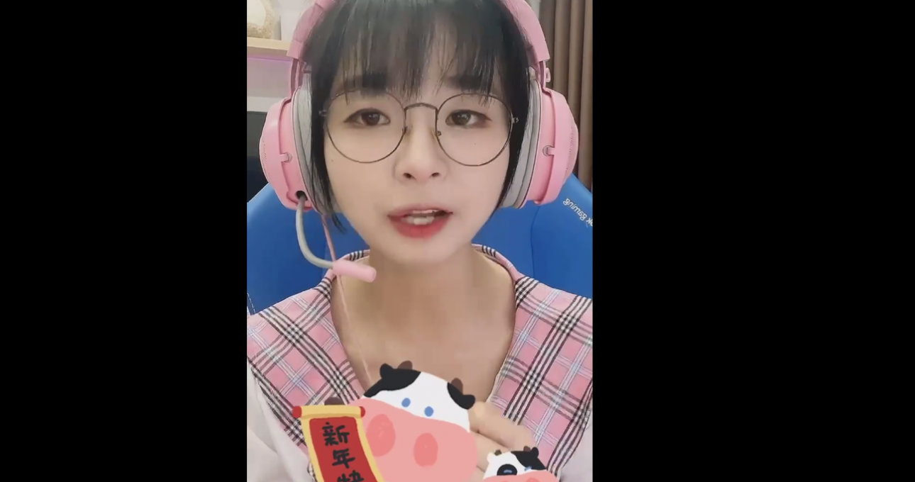 Nữ streamer Liên Quân - Mèo 2k4 xin lỗi fan trên livestream sau sự cố lộ clip