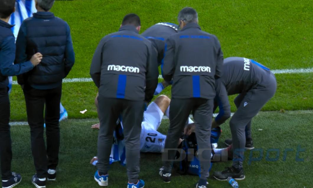 Hi hữu: 2 cầu thủ gặp chấn thương vì 'hôn' nhau trên sân