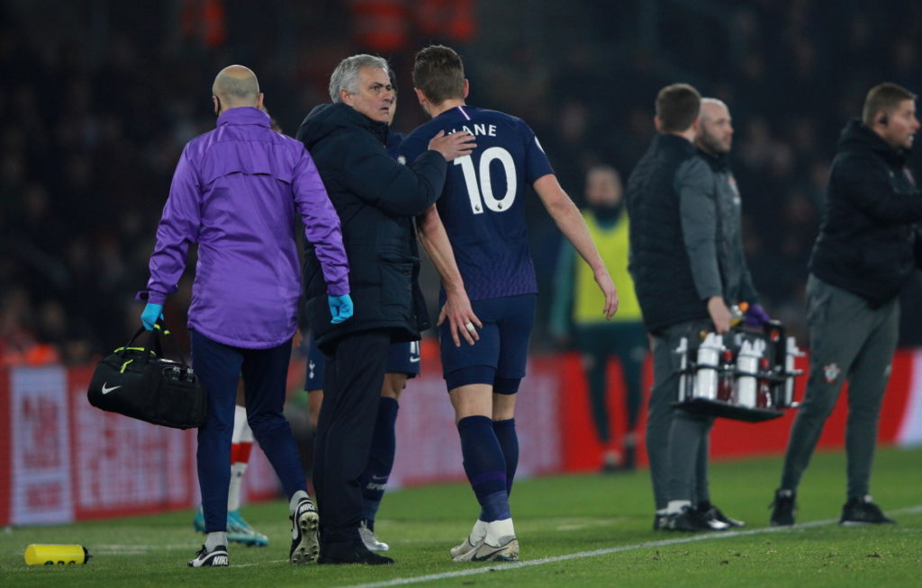Mourinho 'méo mặt' vì Kane phải lên bàn mổ