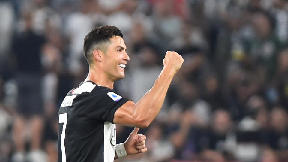Chốt đội hình của năm, UEFA sửa đổi lạ lẫm vì Ronaldo