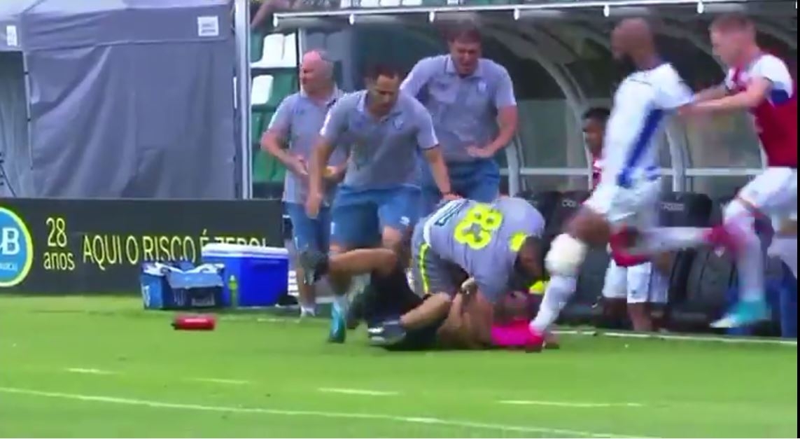 VIDEO: CĐV Brazil bị cầu thủ đánh hội đồng dã man