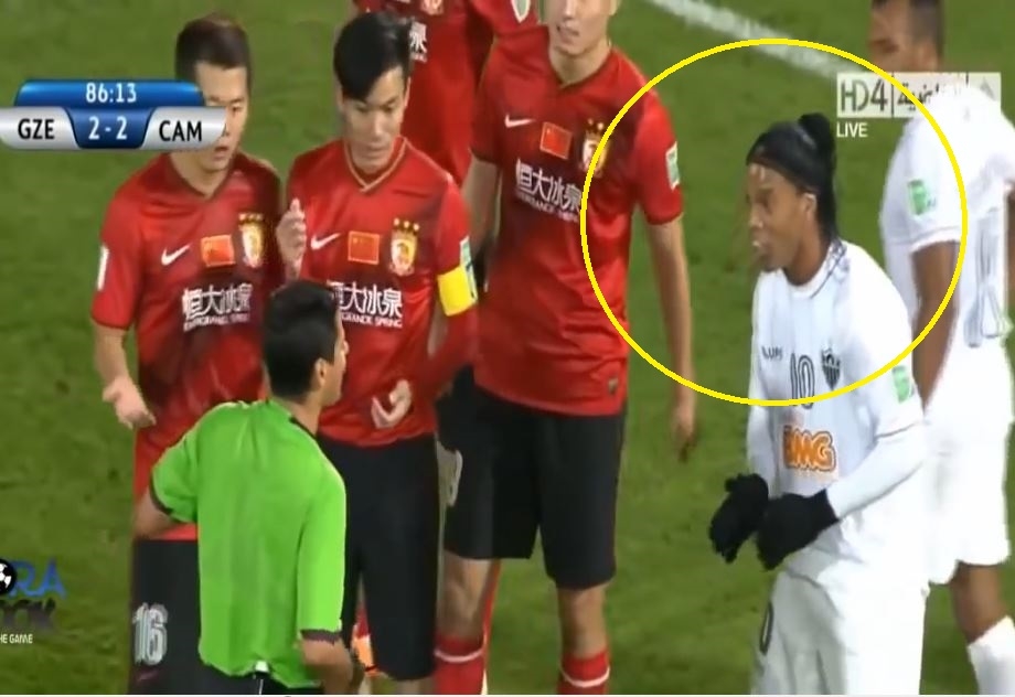 VIDEO: Ronaldinho bị đuổi khỏi sân vì bức xúc với cầu thủ Trung Quốc