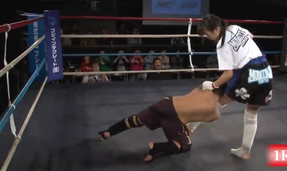 VIDEO: Nữ sinh Nhật thắng knock-out đối thủ nam bằng đòn thế nguy hiểm