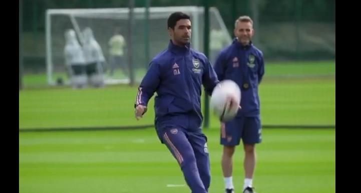 VIDEO: HLV Arsenal biểu diễn như Ronaldinho trên sân tập