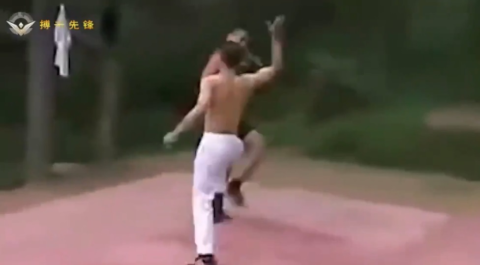 VIDEO: Võ sĩ TQ dùng Hàng long thập bát chưởng đánh 'sấp mặt' kick-boxer
