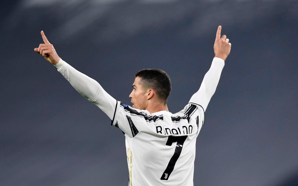 Ronaldo san bằng kỉ lục lịch sử của Messi