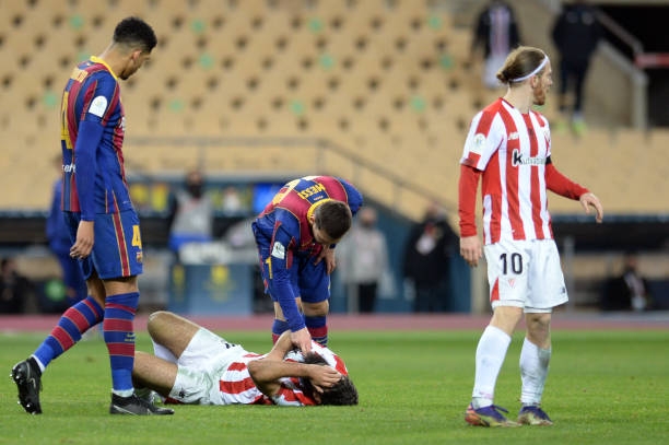 Đánh gục đối thủ, Messi đối diện án phạt nặng