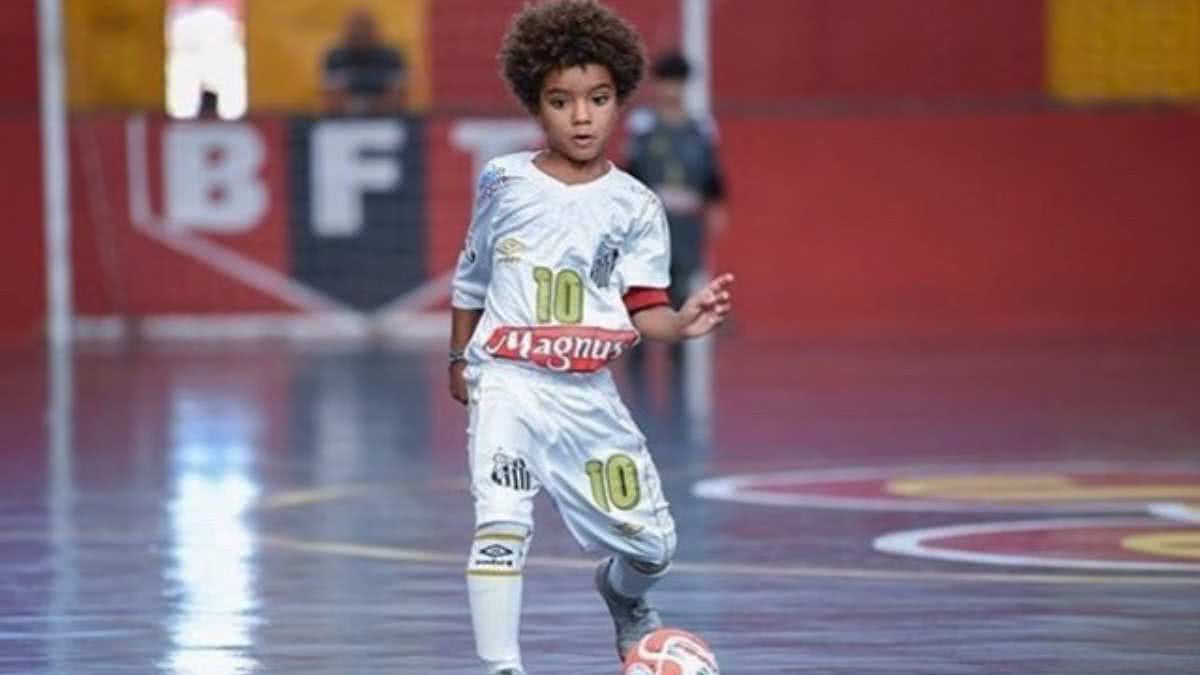 Thần đồng 8 tuổi phá vỡ kỷ lục của Messi và Neymar
