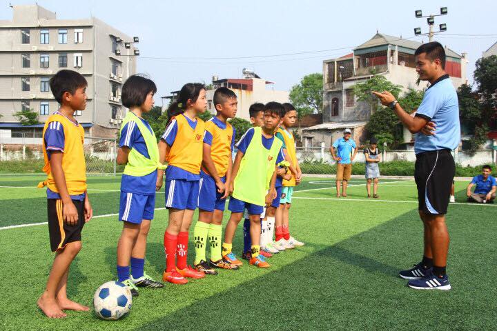 Bất ngờ với 2 nữ cầu thủ trong đội hình nhí của PVF