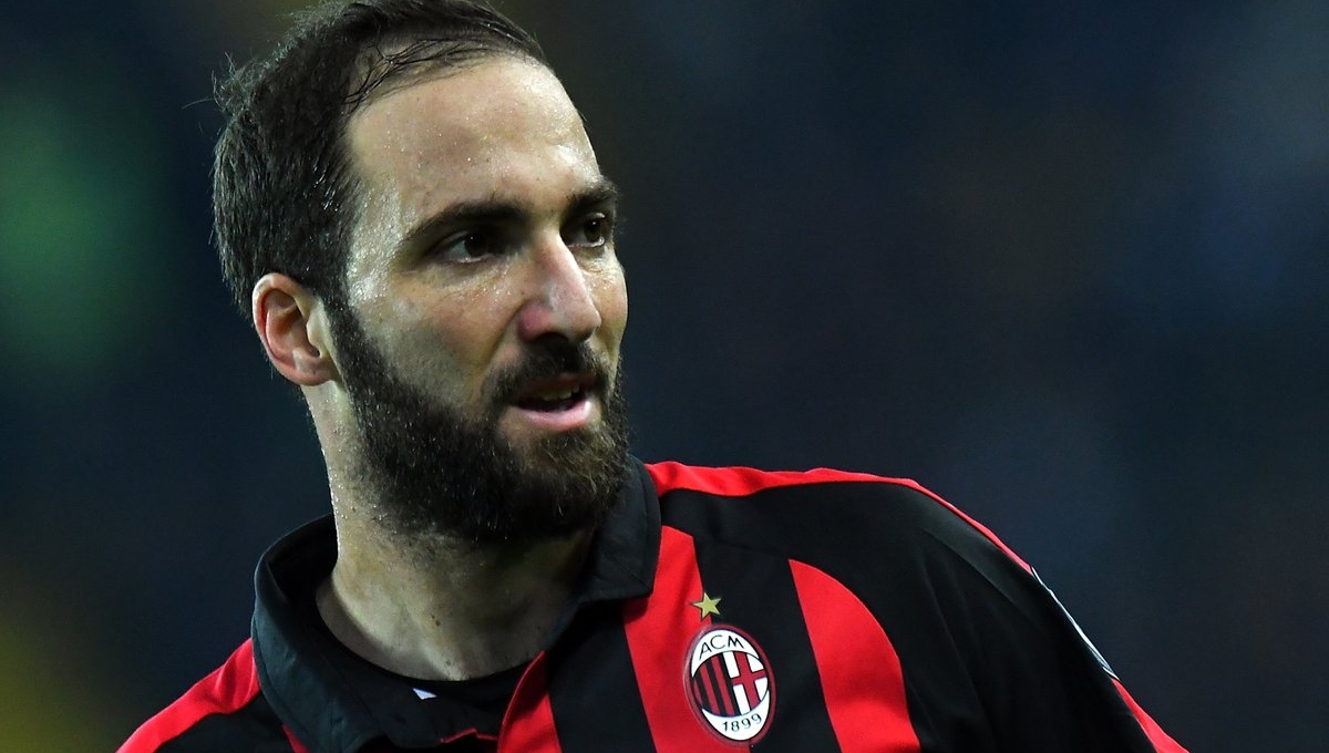 Higuain có mặt tại London chuẩn bị gia nhập Chelsea