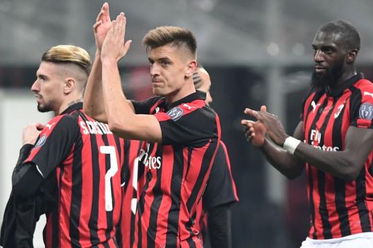 Thắng Napoli 2-0, AC Milan vào bán kết Coppa Italia