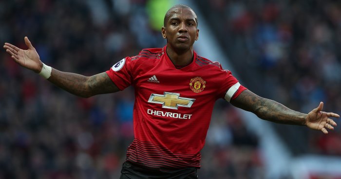 Chính thức: Man United gia hạn hợp đồng với Ashley Young