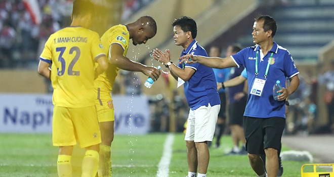 VIDEO: Trọng tài nói không với quả 11m cho Nam Định