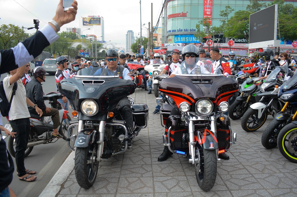 Mua xe phân khối lớn tại Việt Nam và những loại giấy tờ cần biết