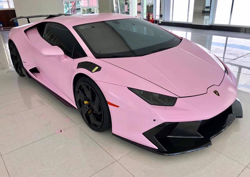 Đại gia Bạc Liêu độ Lamborghini Huracan màu hồng độc đáo
