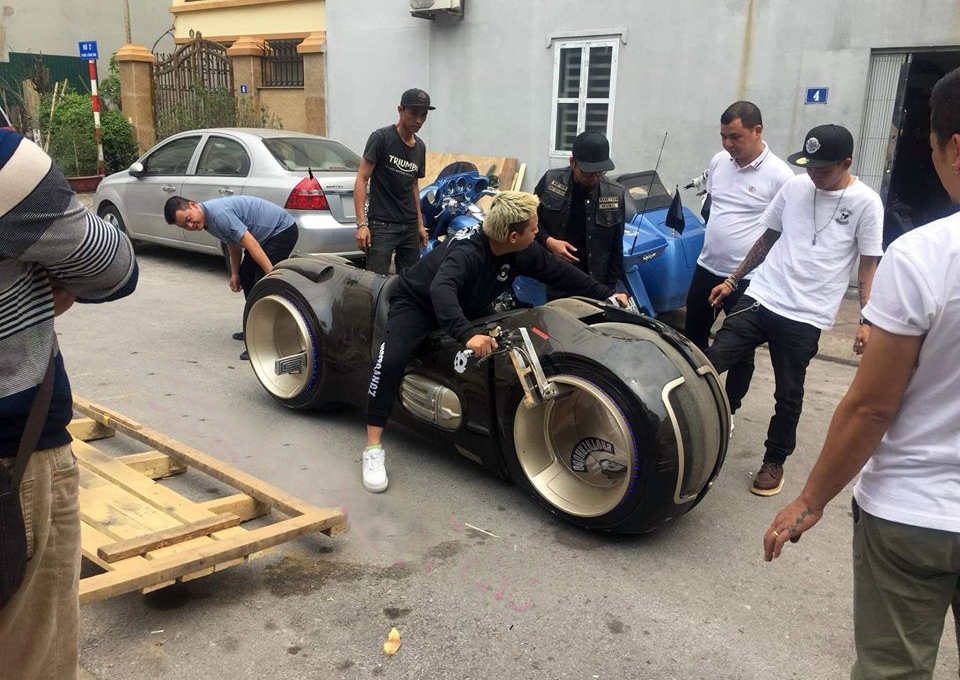 Hé lộ nhân vật mang siêu mô tô Tron Light Cycle về VN trước Phúc XO