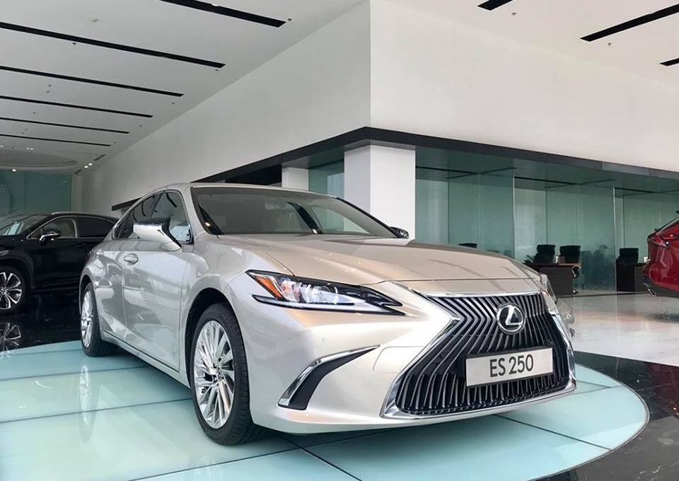 Chi tiết Lexus ES 250 2019 tại đại lý, giá đắt nhất phân khúc