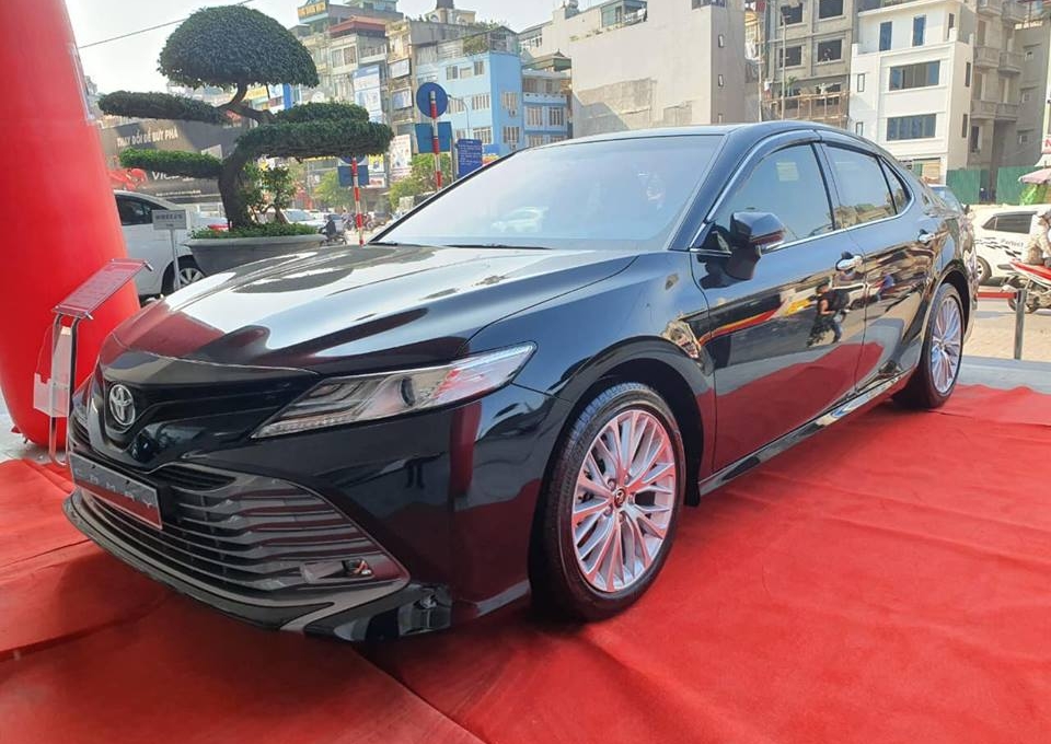 Vừa về đại lý, Toyota Camry 2019 đã bị bán theo kiểu “bia kèm lạc”