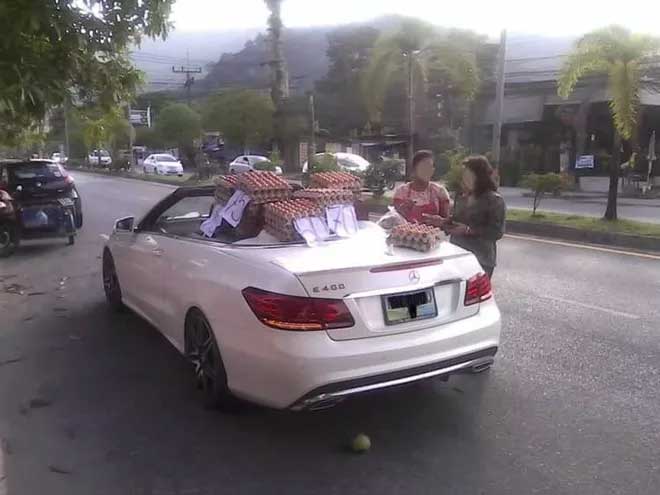 Choáng với nữ tài xế lái Mercedes tiền tỷ đi bán trứng dạo