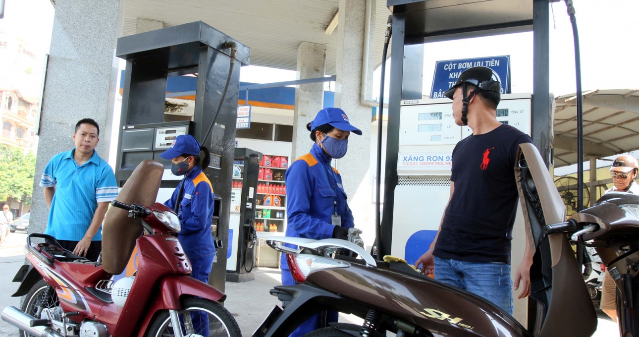 Giá xăng tăng mạnh lần thứ 2 trong tháng (17/7)