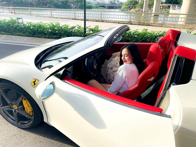 Ferrari 458 Spider thứ 2 tại VN về tay hot girl Sài Thành