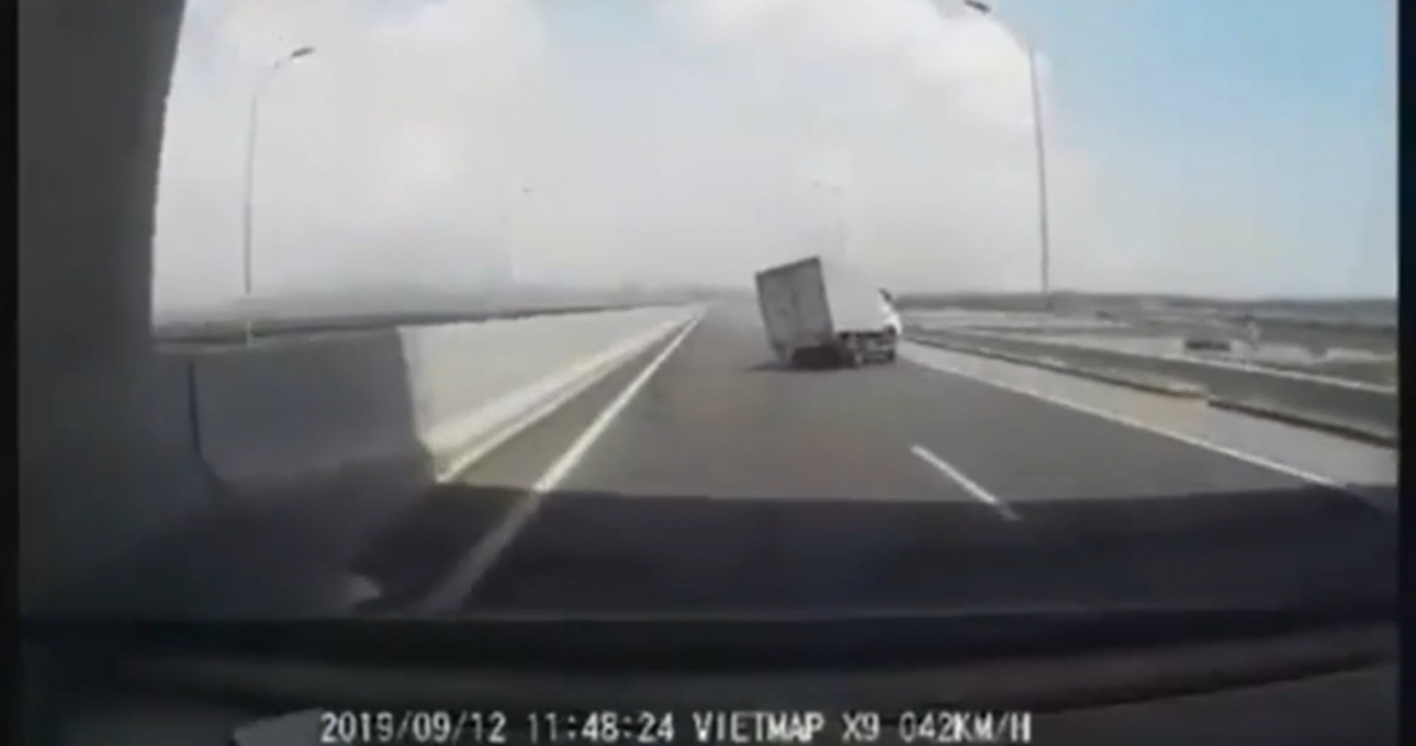 Xe tải lật nghiêng do nổ lốp khi đang chạy gần 100 km/h trên cao tốc