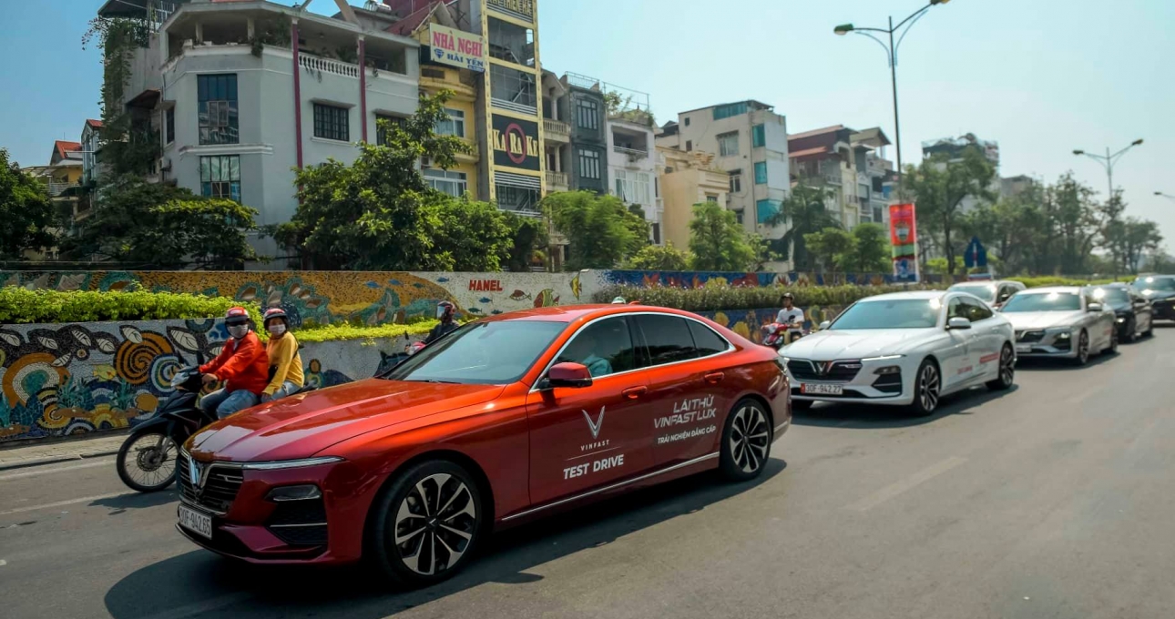 Cận cảnh dàn xe VinFast Lux khuấy động đường phố Hà Nội