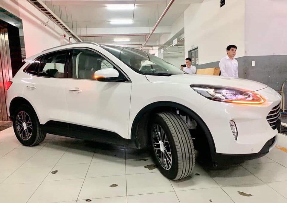 Chi tiết Ford Escape 2020 tại đại lý, sắp đến tay khách hàng