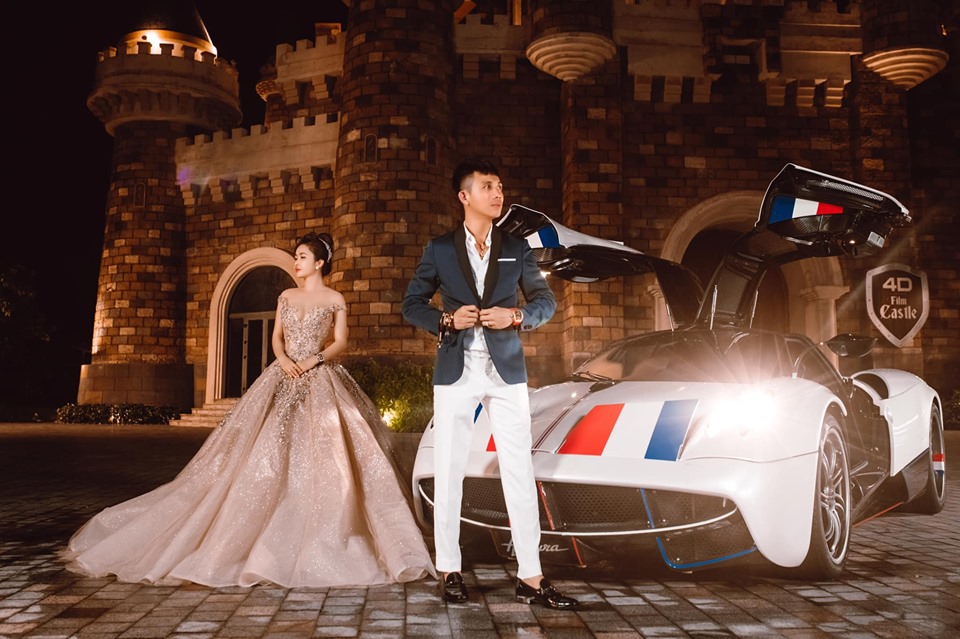 Vợ chồng Minh “Nhựa” khoe dáng bên Pagani Huayra 80 tỷ đồng