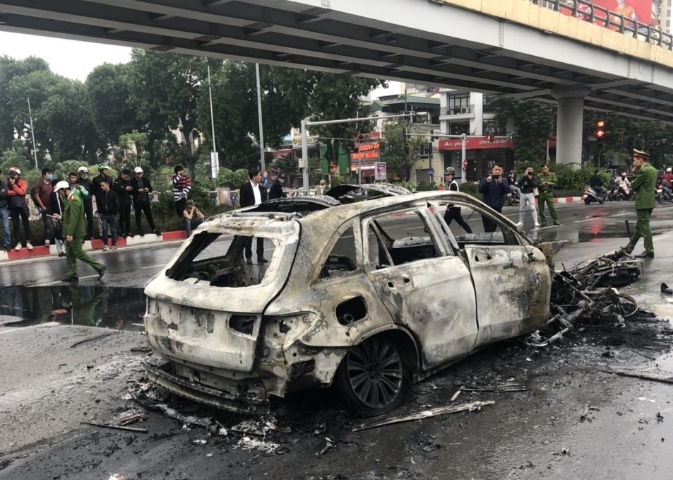 Nữ tài xế lái Mercedes tông liên hoàn chết người, xe cháy trơ khung