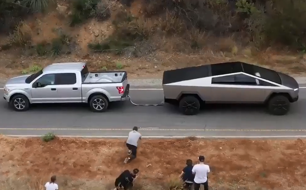 VIDEO: Ford F150 và Tesla Cybertruck đọ sức mạnh và cái kết khó tin