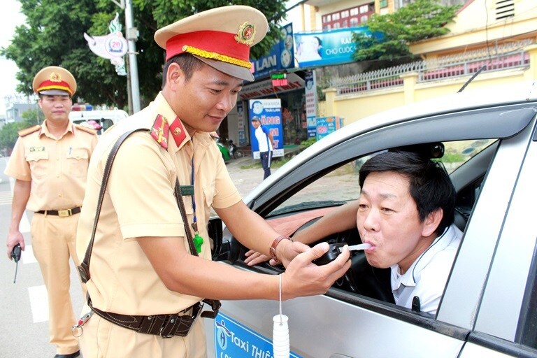 Uống rượu, bia sau bao lâu thì có thể lái xe?