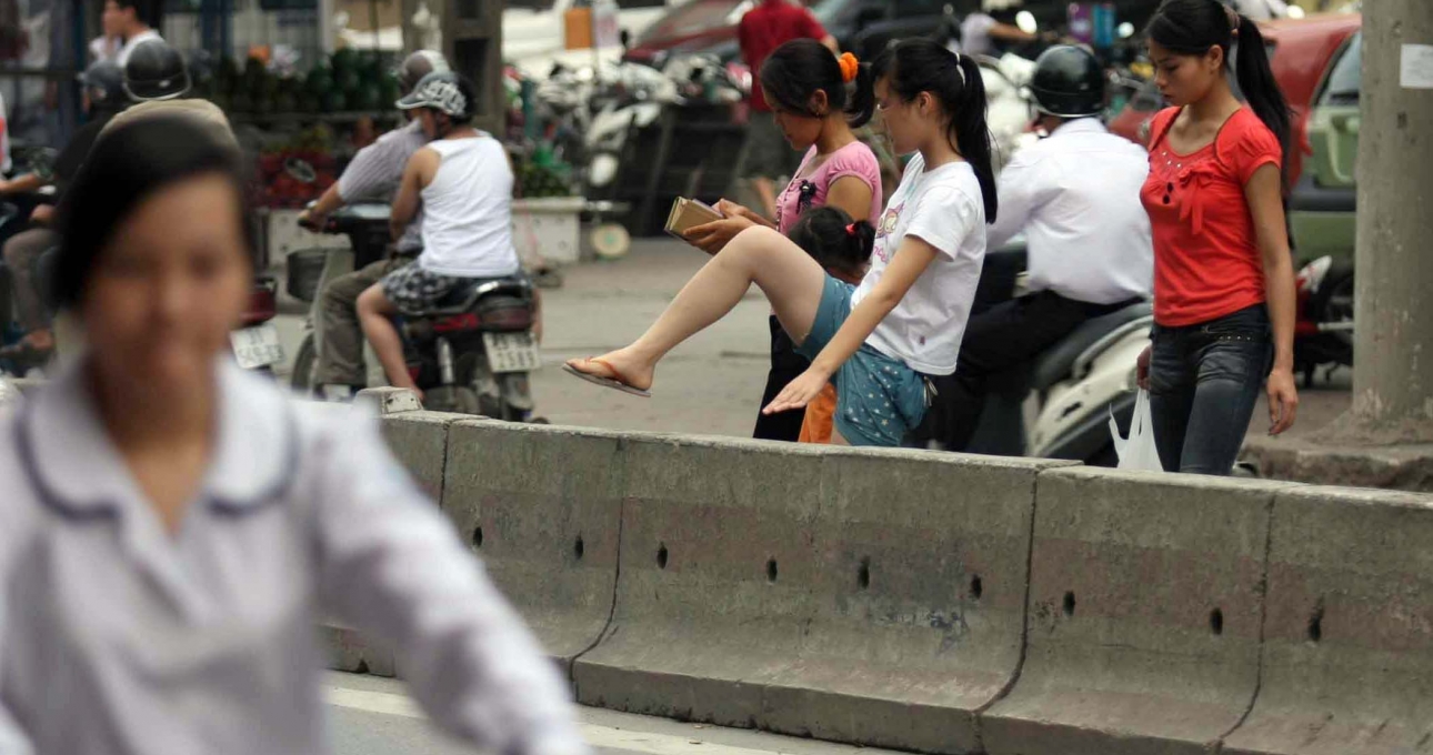 Người đi bộ gây tai nạn có bị phạt và bồi thường không?
