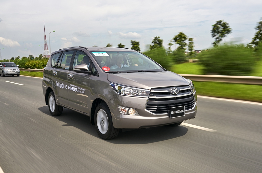 Toyota Innova: Giá lăn bánh 2023, TSKT & đánh giá xe chi tiết