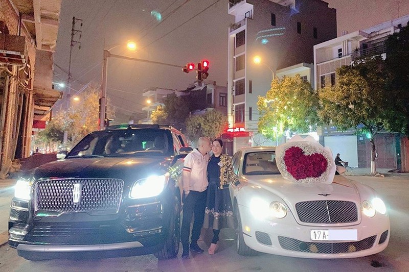 Vợ chồng đại gia Dương Đường sở hữu Bentley và Lincoln tiền tỷ