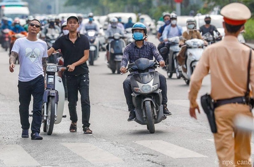 Dắt xe qua chốt CSGT có bị phạt không?