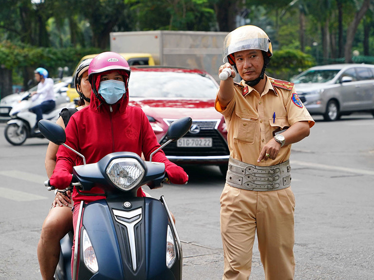 Đi xe quá chậm có bị CSGT phạt không?