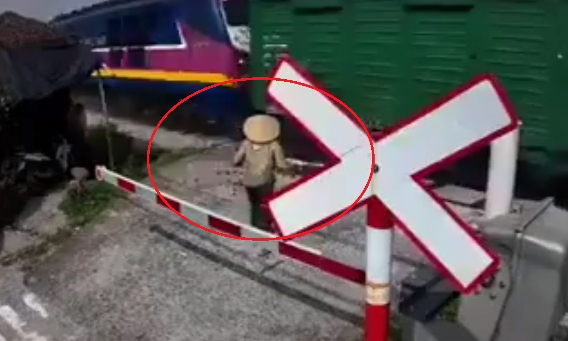 VIDEO: Người phụ nữ thoát chết nhưng xe đạp điện thì bị tàu hỏa cán nát