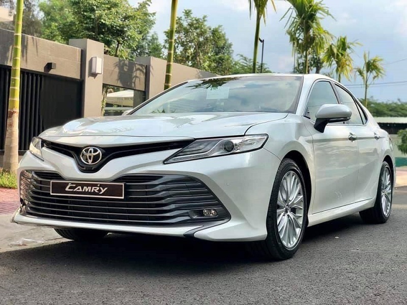 Toyota Camry: Giá lăn bánh 2023, TSKT & đánh giá chi tiết