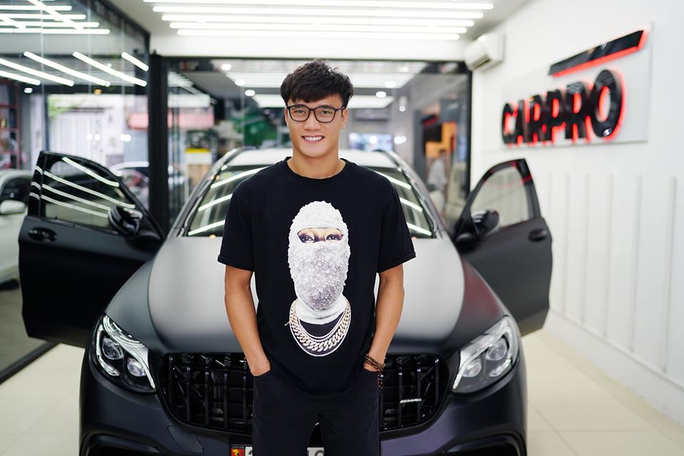 Thủ môn Bùi Tiến Dũng mang Mercedes đi 'độ' với phong cách cực ngầu